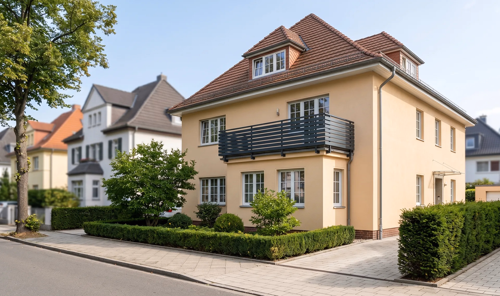 Balkongeländer aus Stahl mit horizontalen Stäben in Dunkelgrün an einer Altbauvilla in Magdeburg