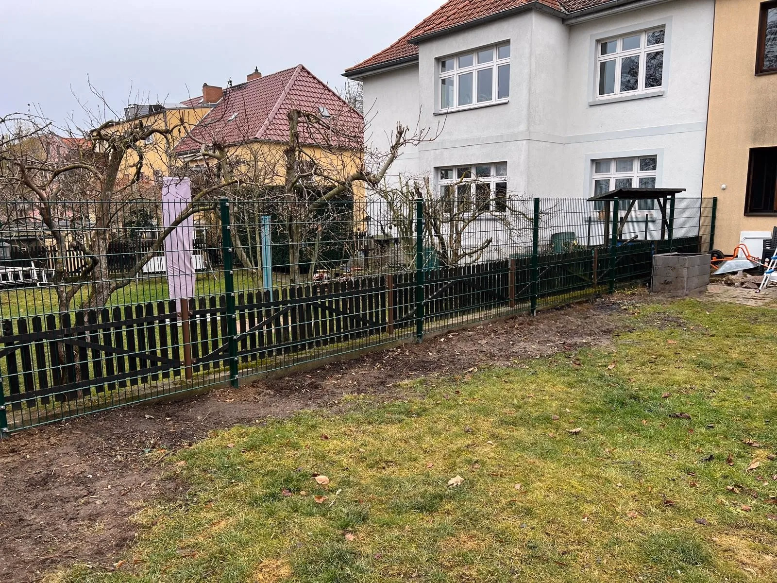 Doppelstabmattenzaun · Moosgruen · Garten · Einfamilienhaus