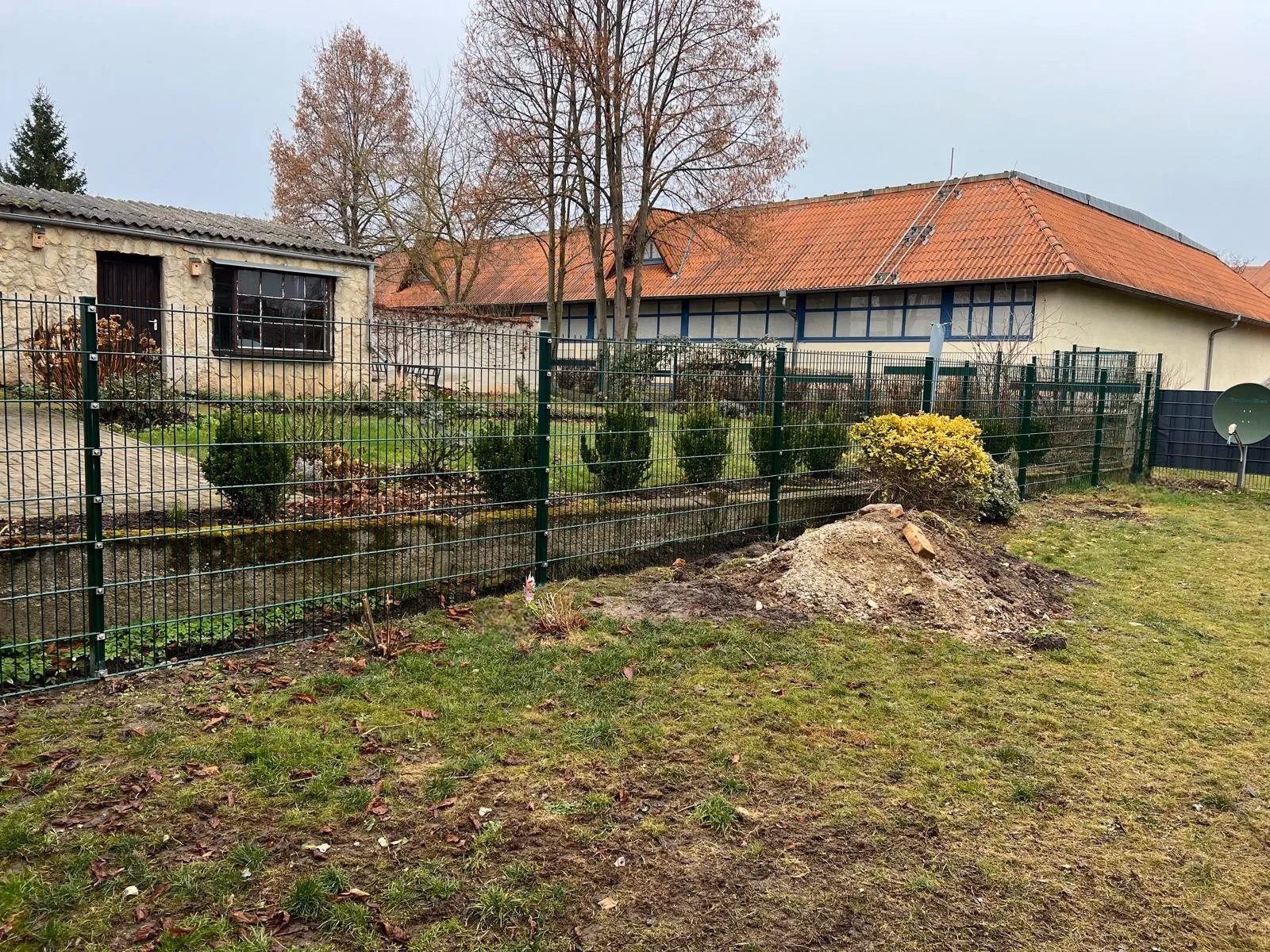 Doppelstabmattenzaun in Moosgrün als Garteneinfriedung – Montage durch MB Metallzäune