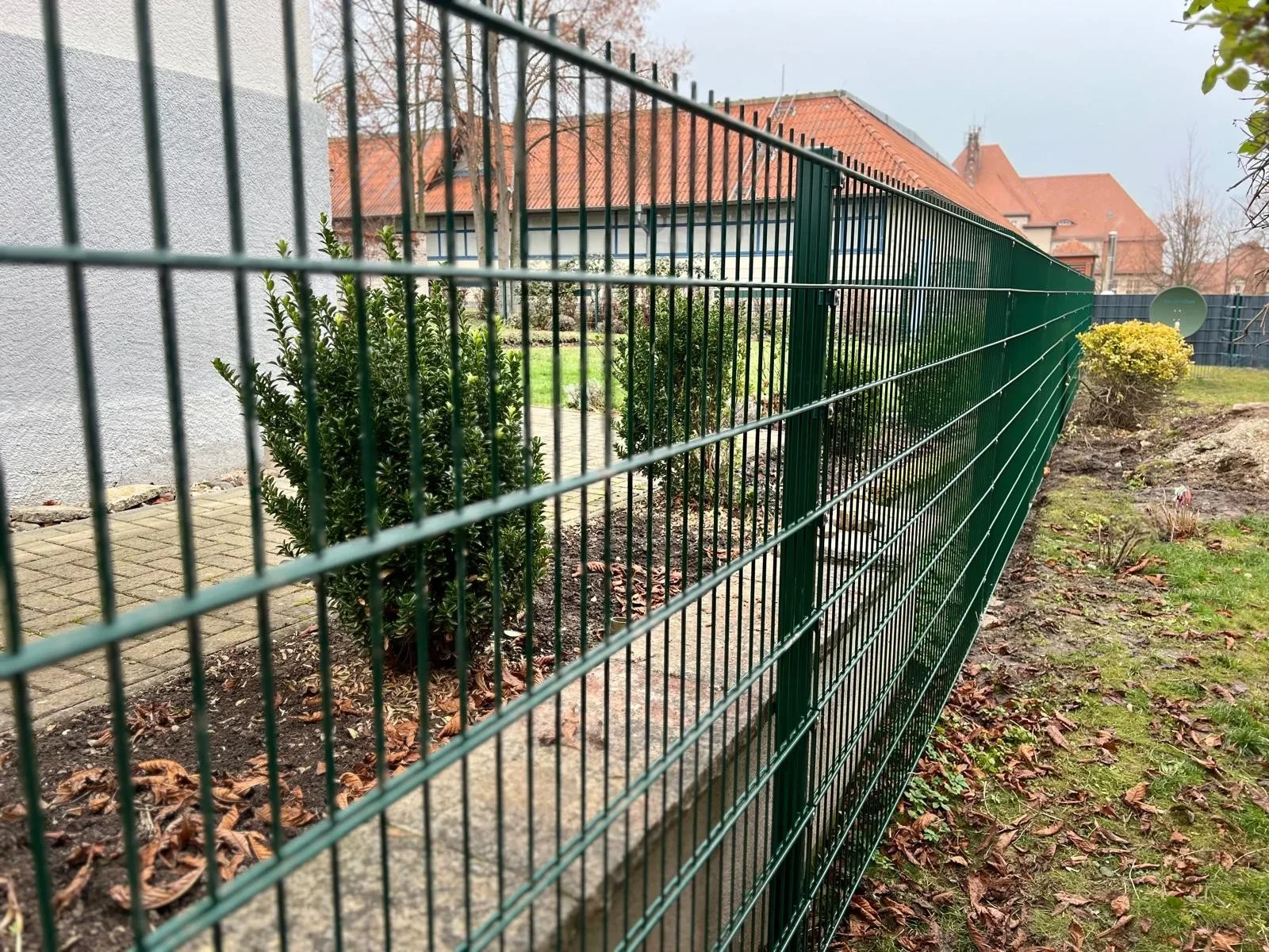 Doppelstabmattenzaun vor Einfamilienhaus mit klarer Linienführung