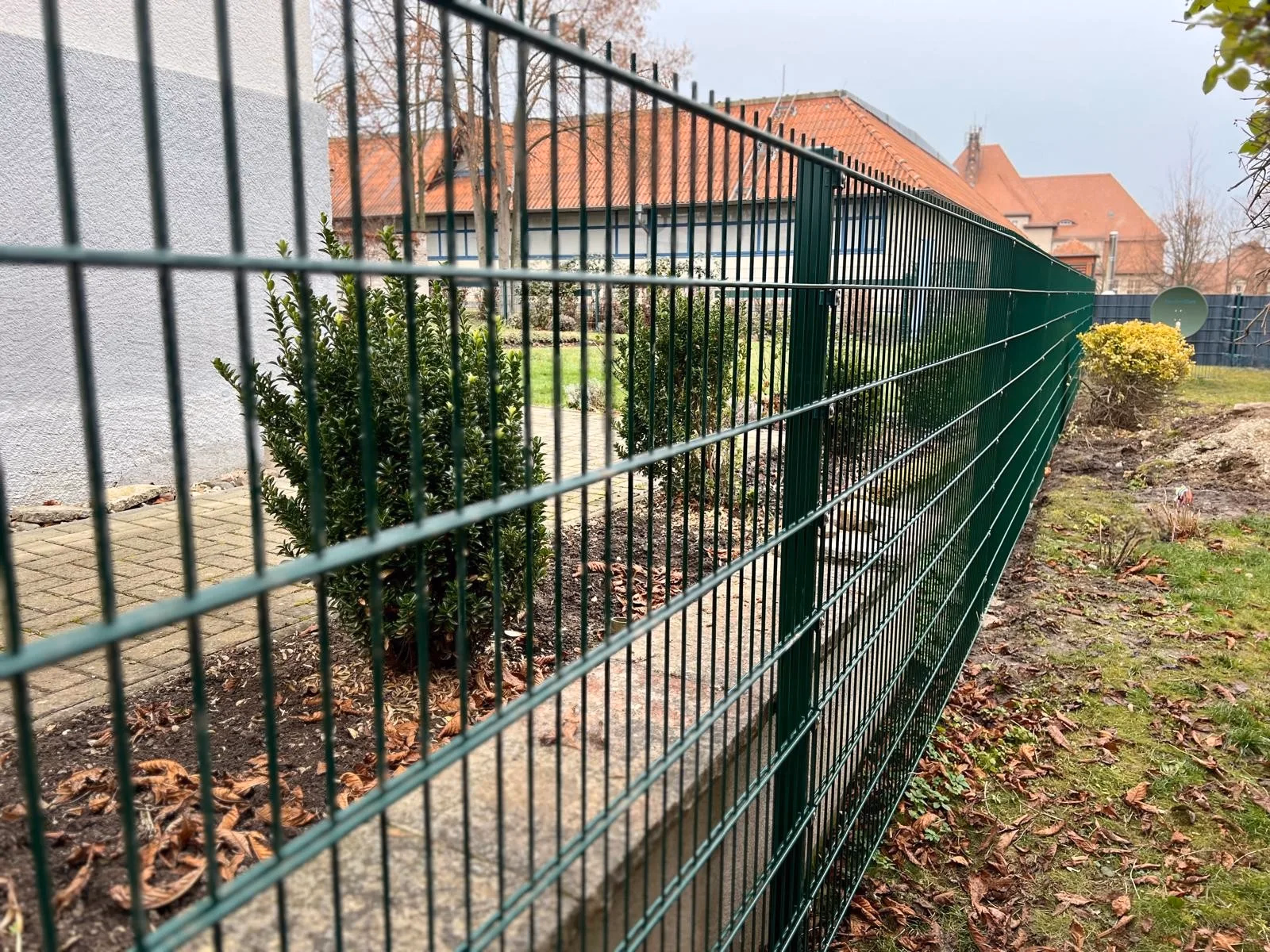 Doppelstabmattenzaun in Moosgrün – Detailansicht