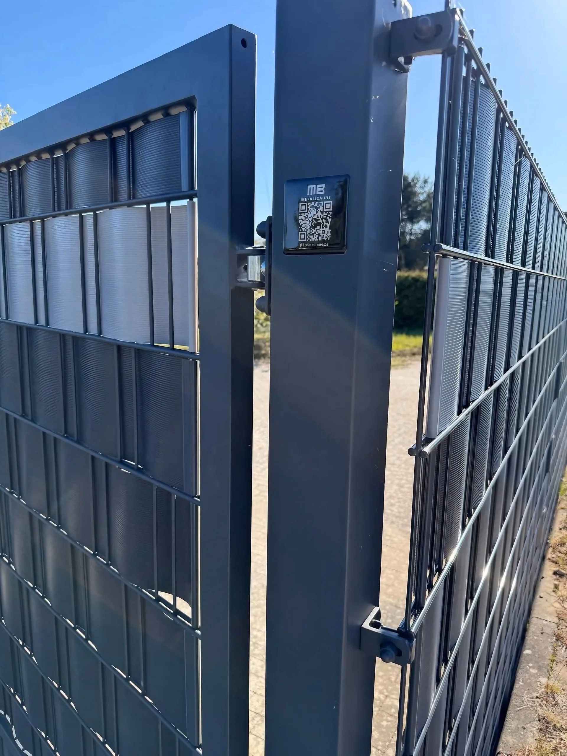 Doppelstab-Tor in Anthrazit – Detailansicht des Scharniers mit MB Metallzäune-Branding
