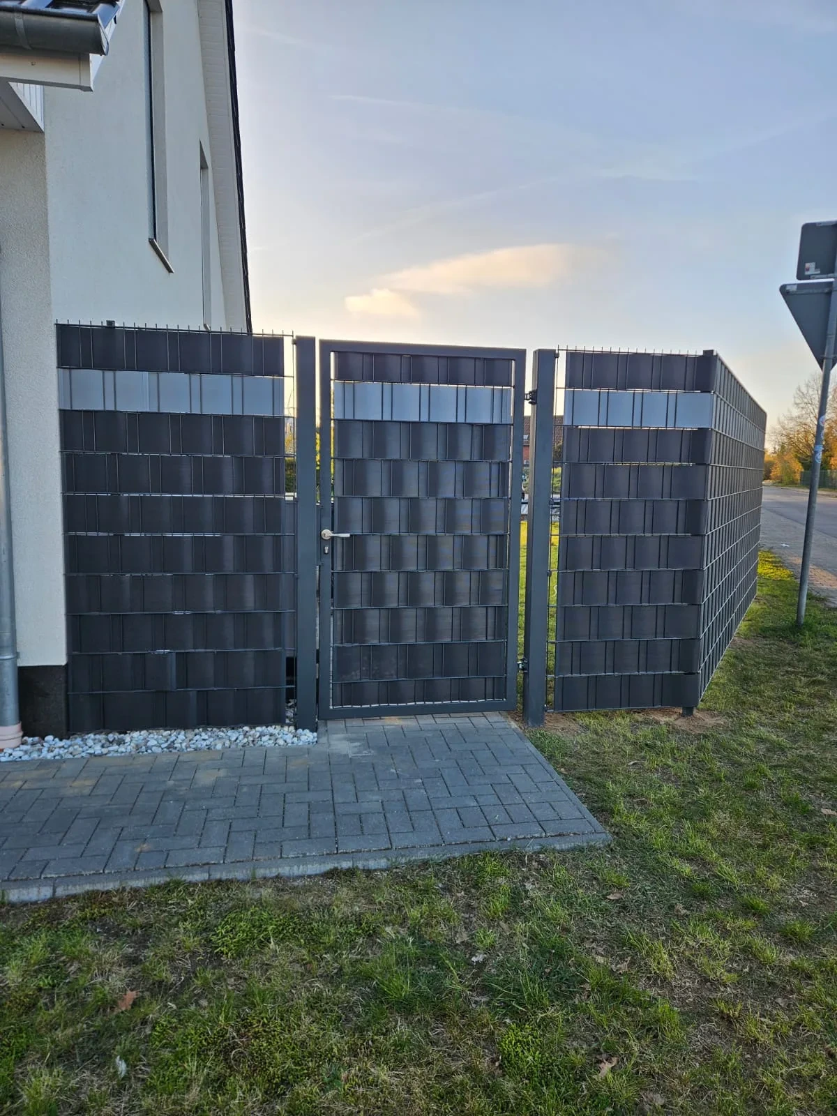 Gartenpforte mit Doppelstab-Konstruktion in Anthrazit mit Sichtschutzstreifen am Hauseingang