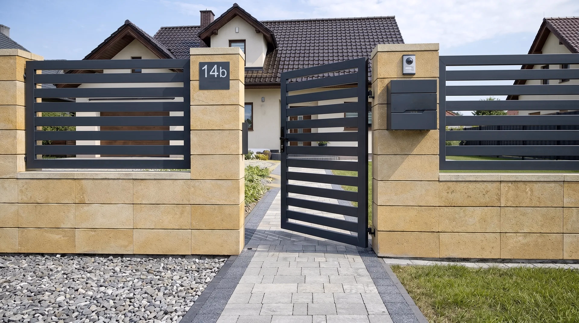 Gartenpforte mit Lamellen und Sandsteinpfosten mit Briefkasten in Dresden