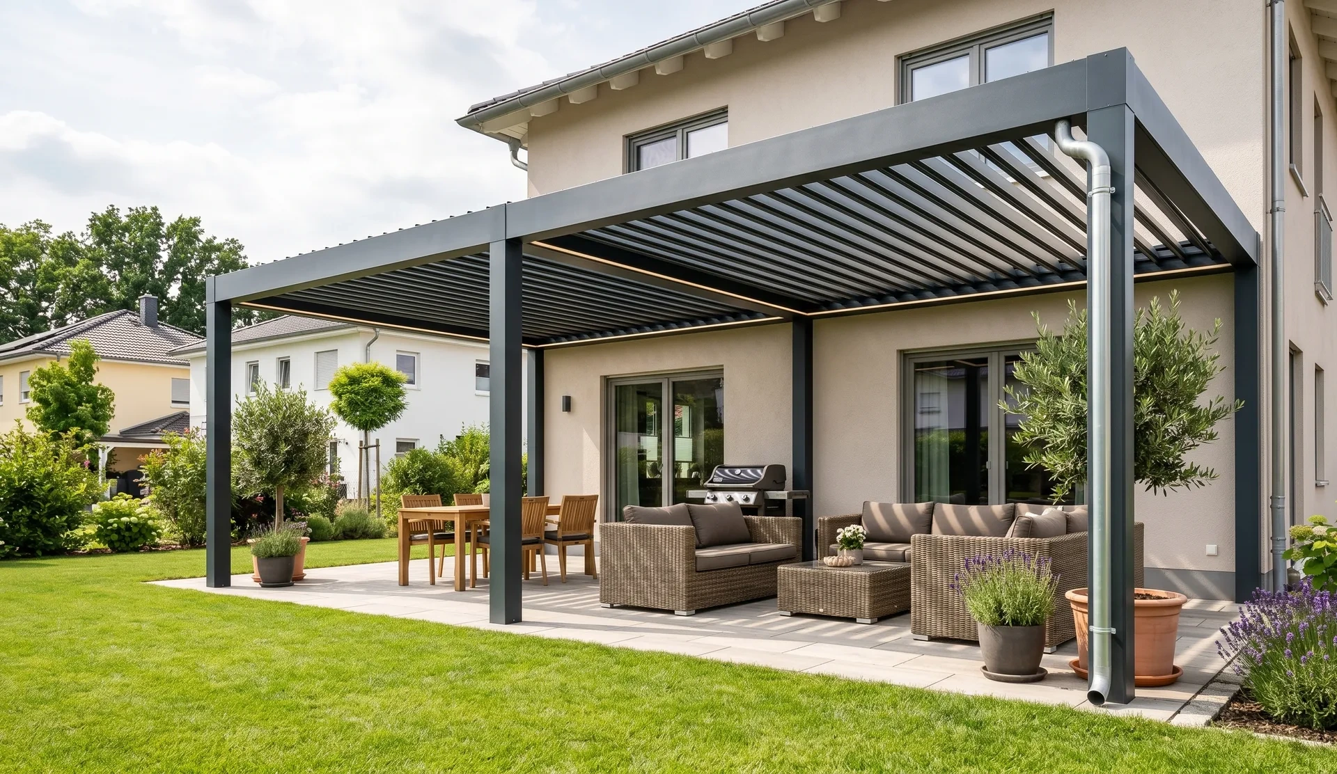 Terrassenüberdachung aus Stahl mit Lamellendach in Anthrazit in Chemnitz