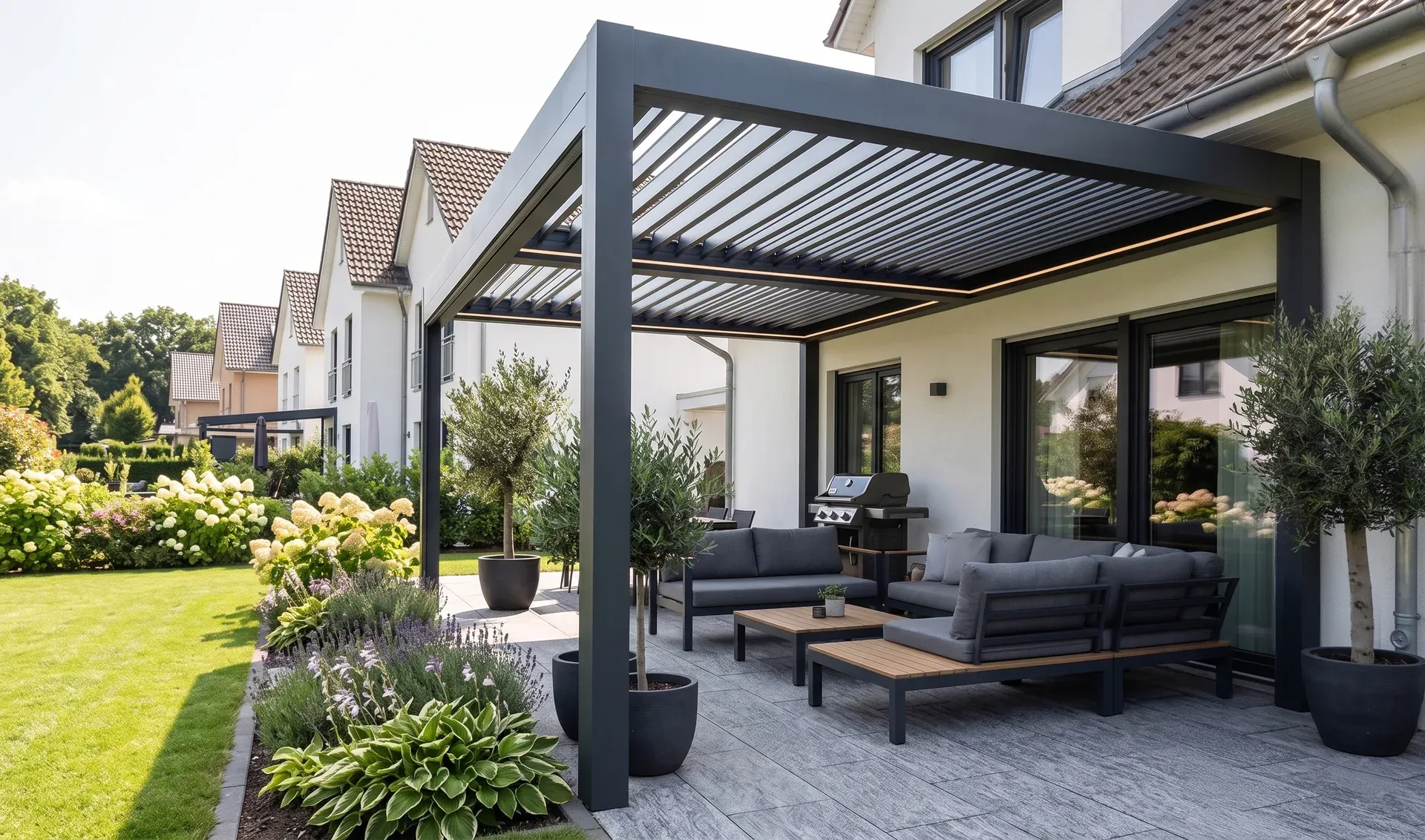 Terrassenüberdachung mit Lamellendach am Wohnhaus
