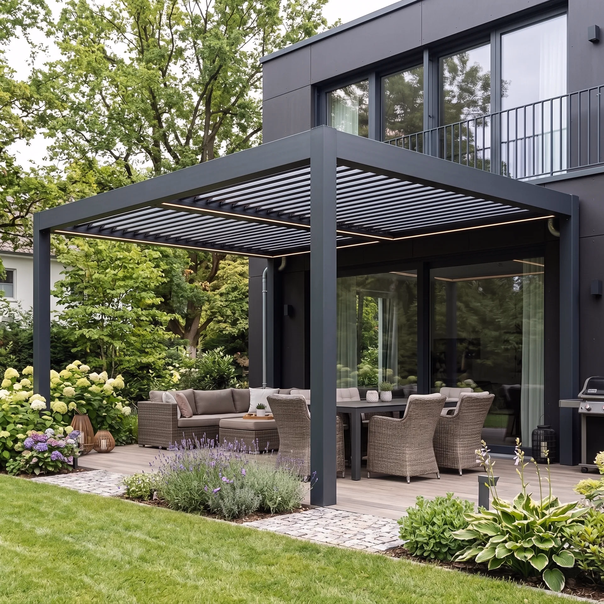 Moderne Terrassenüberdachung aus Stahl mit Lamellendach in Cottbus
