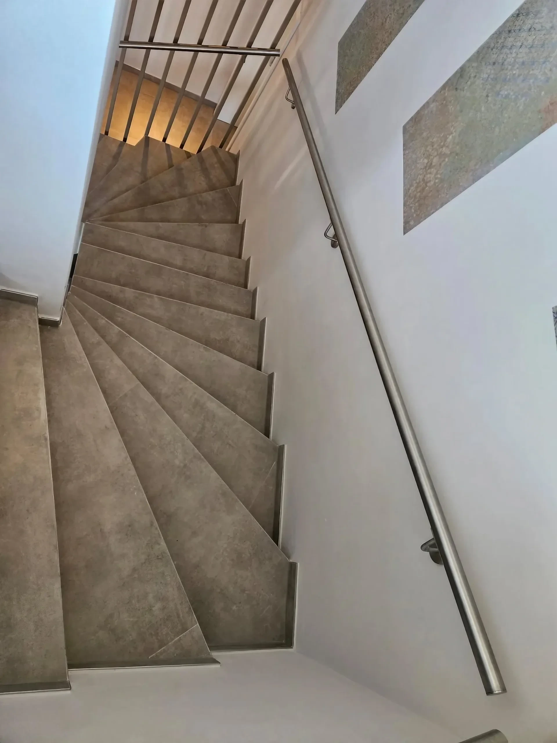 Edelstahl-Handlauf zur Wandmontage am Treppenabgang im modernen Wohnhaus