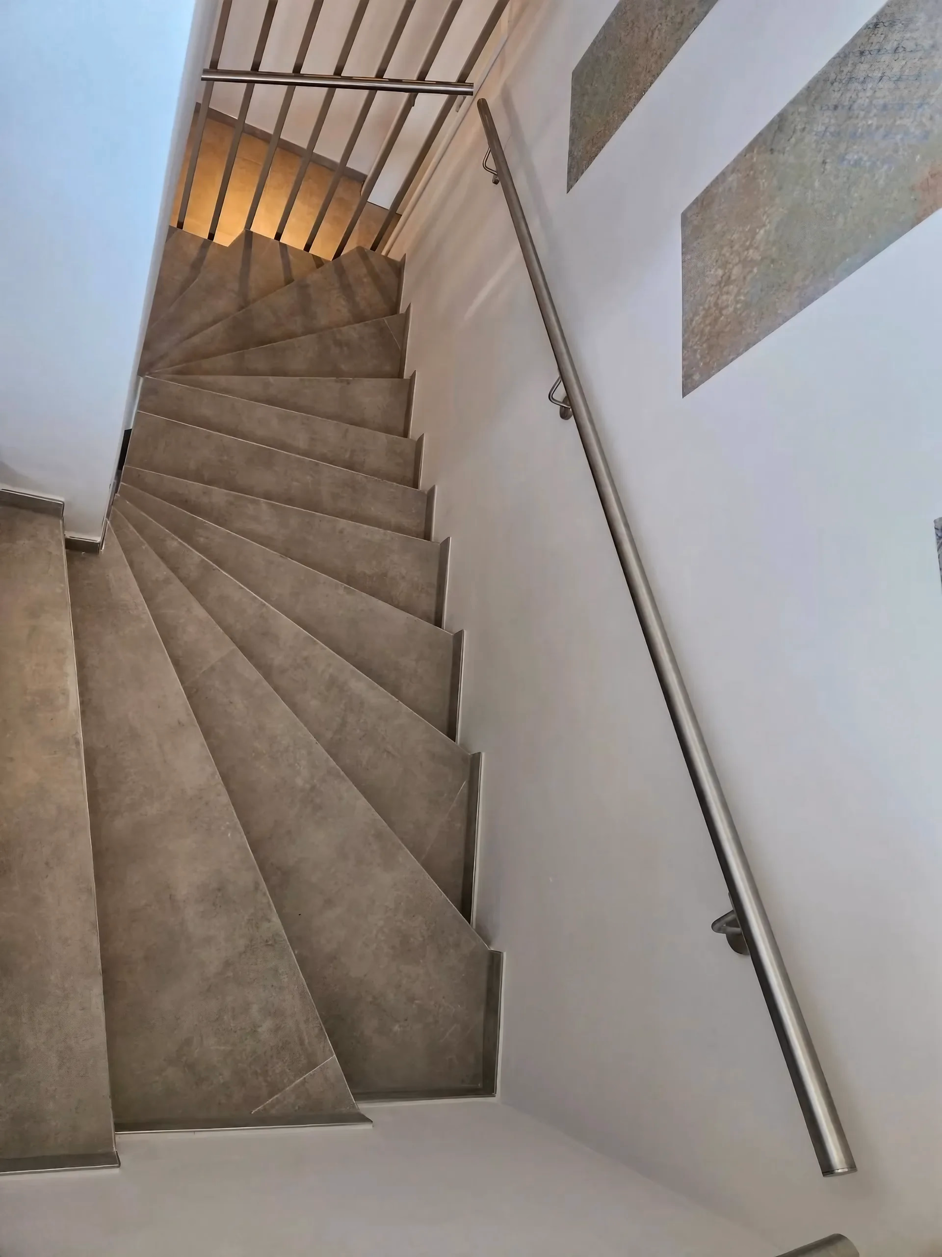 Edelstahl-Handlauf zur Wandmontage am Treppenabgang im modernen Wohnhaus