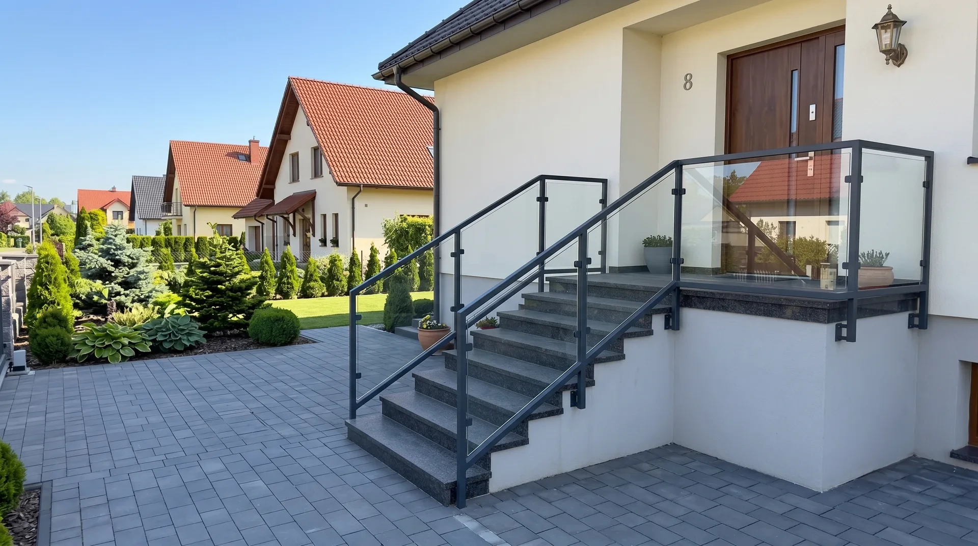 Treppengeländer aus Stahl mit Glasfüllung in Anthrazit an der Eingangstreppe in Erfurt