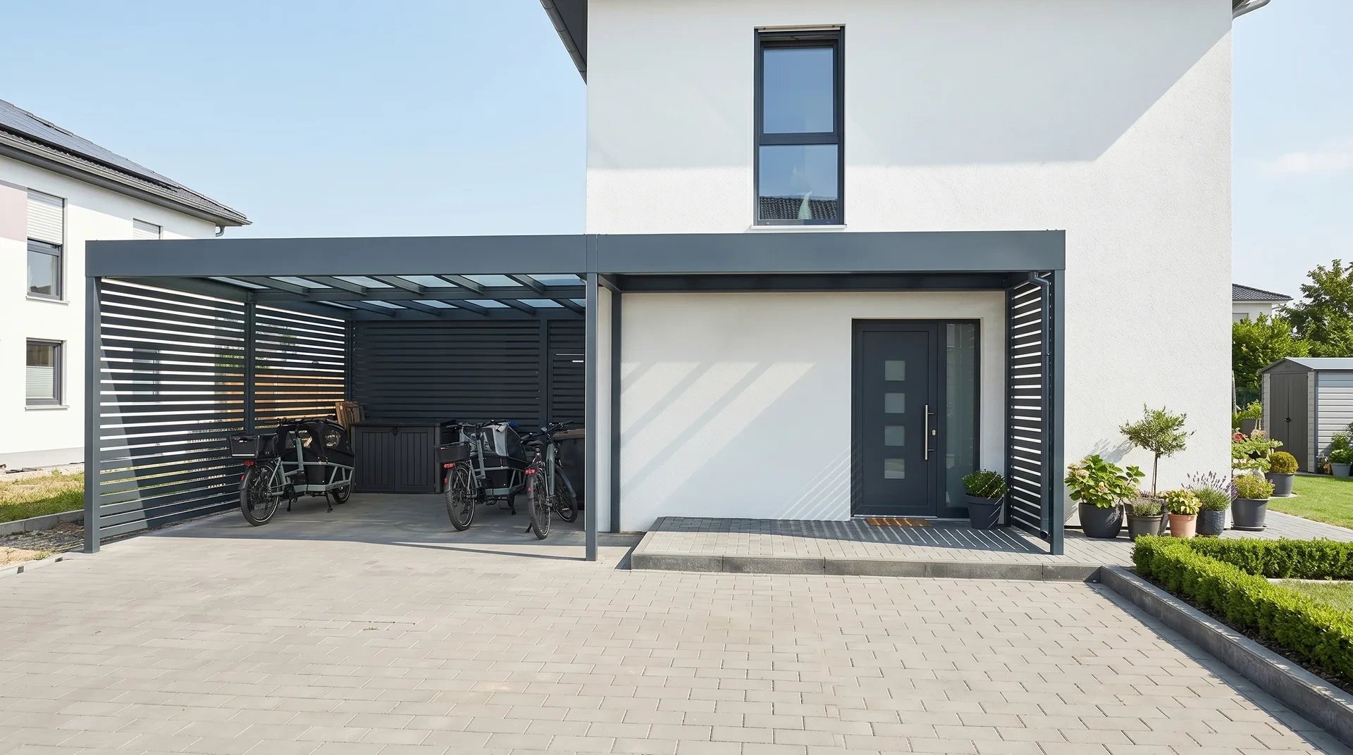 Vordach aus Stahl mit Lamellen als Fahrradstellplatz an einem Einfamilienhaus in Hamburg