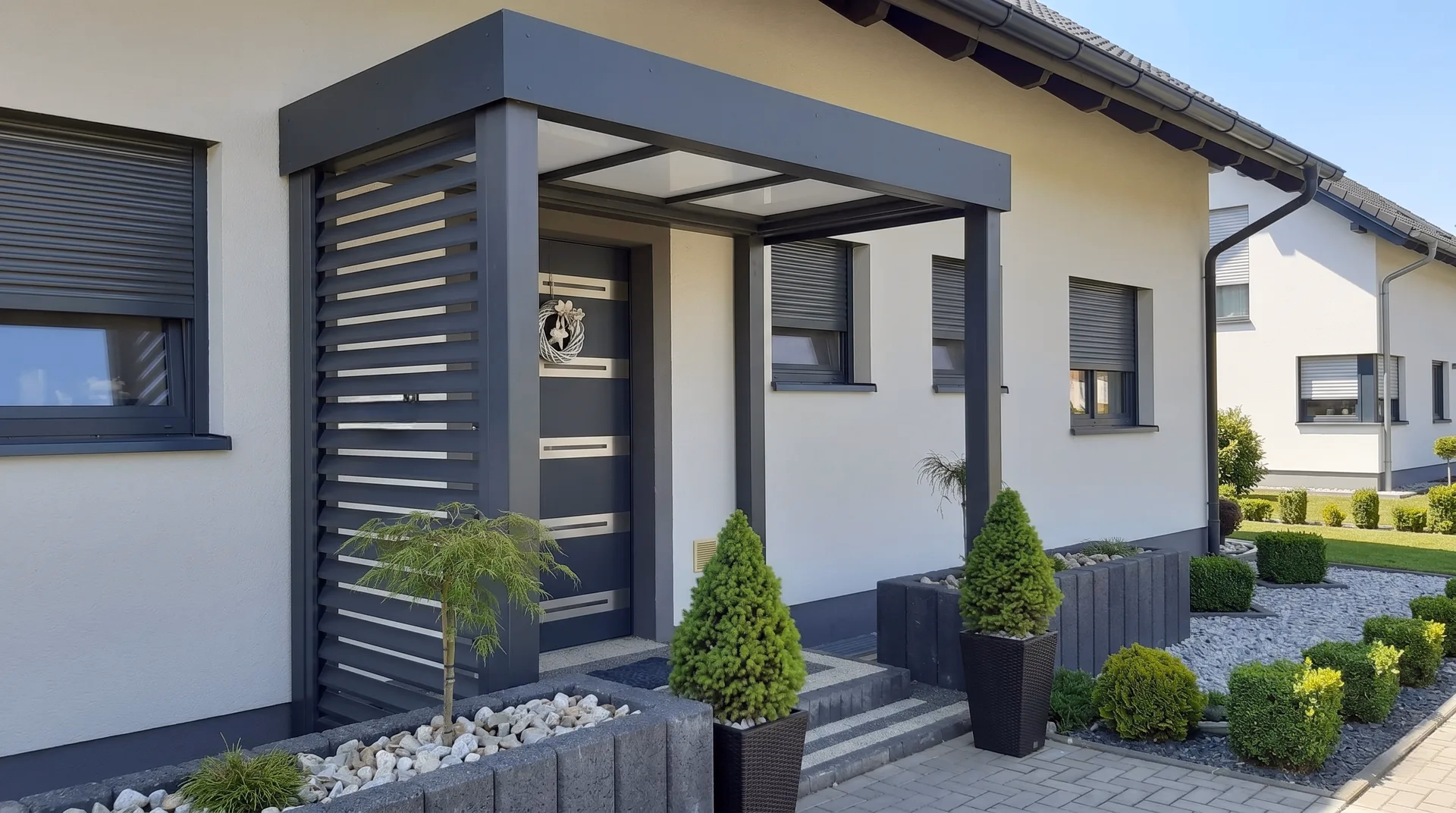 Vordach aus Stahl mit Lamellen-Seitenwand an einem Bungalow in Magdeburg