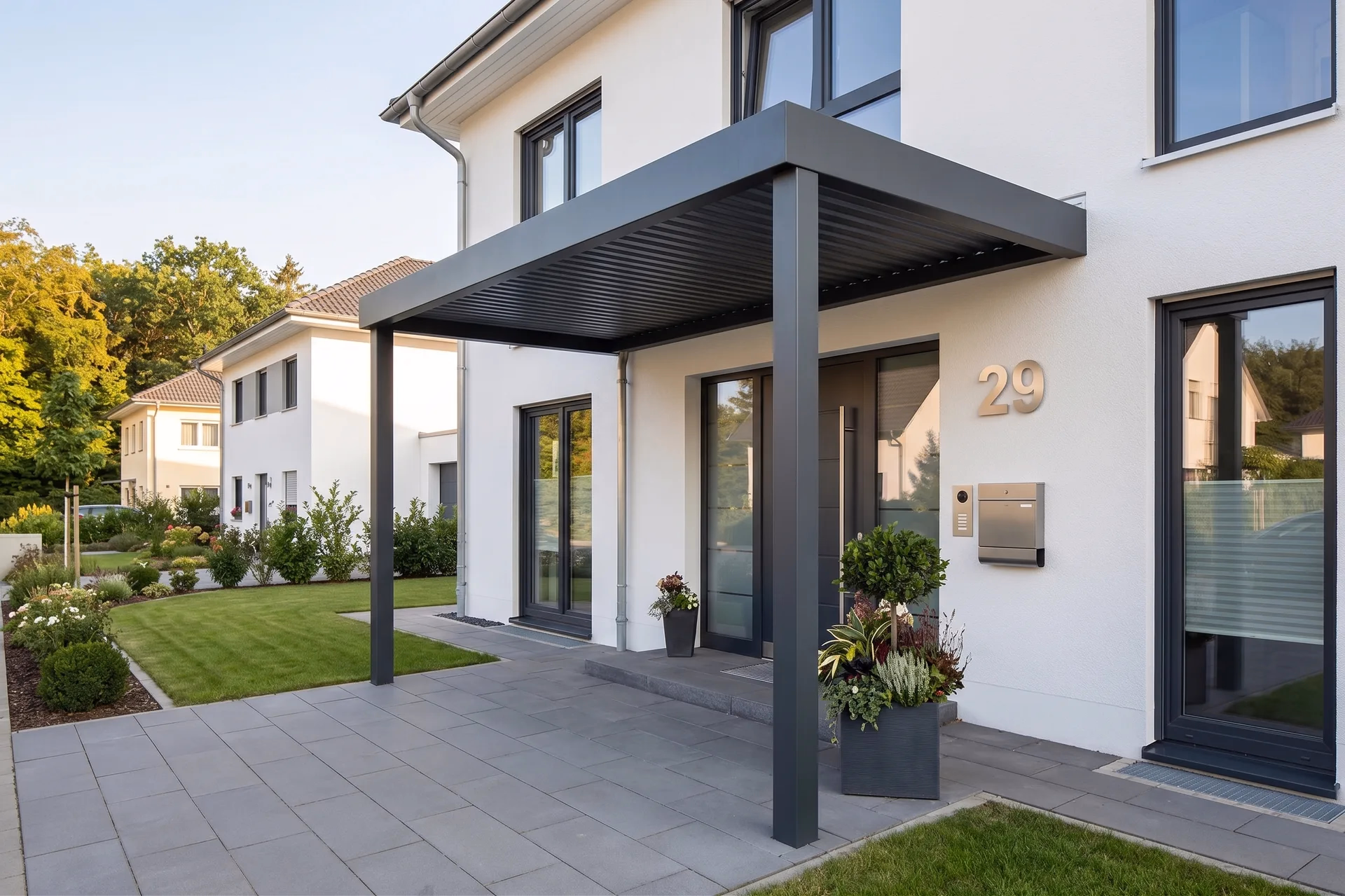 Großes Vordach aus Stahl mit Lamellen an einer Villa in Dresden